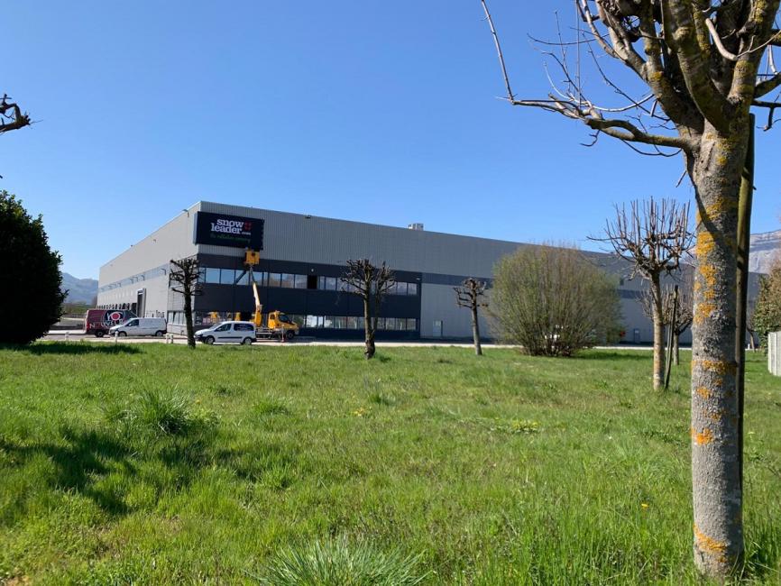Snowleader prend possession de son entrepôt de Versoud