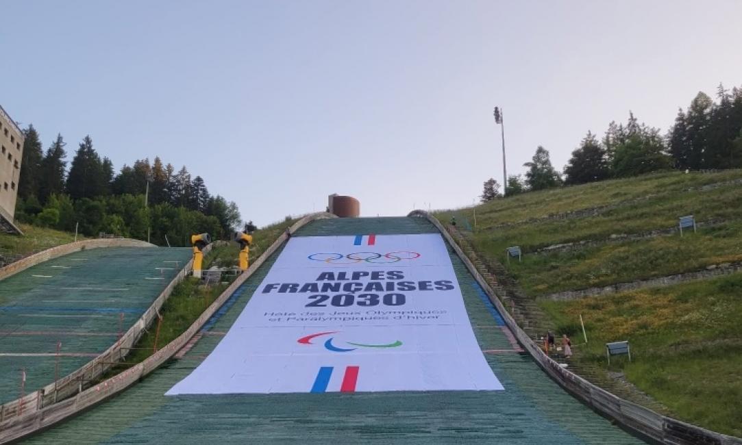 Le secret de fabrication du drapeau déployé lundi sur le mat Olympique