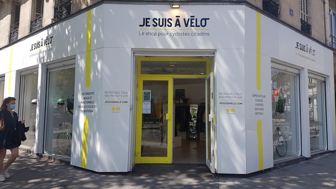 Je suis à vélo sur la rue de Rivoli à Paris