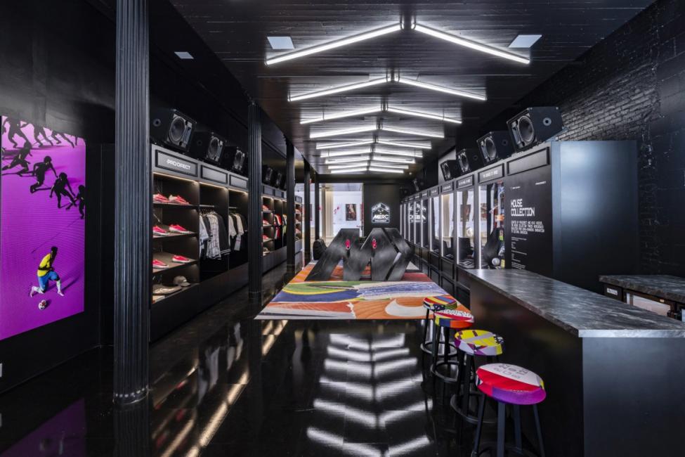 Nike transforme des points de vente en vitrines football en marge du mondial
