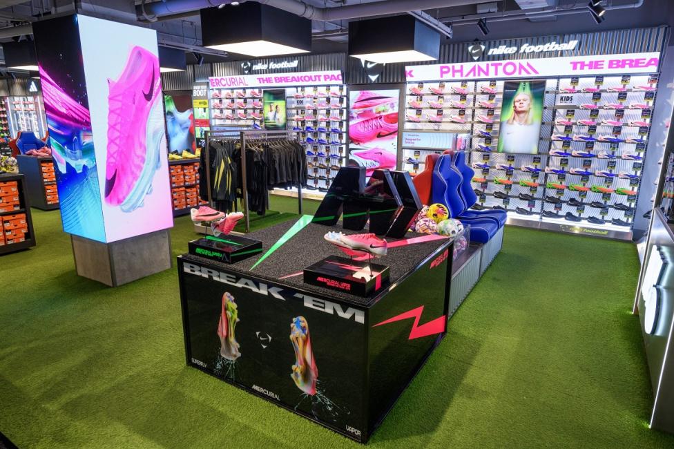 Nike transforme des points de vente en vitrines football en marge du mondial