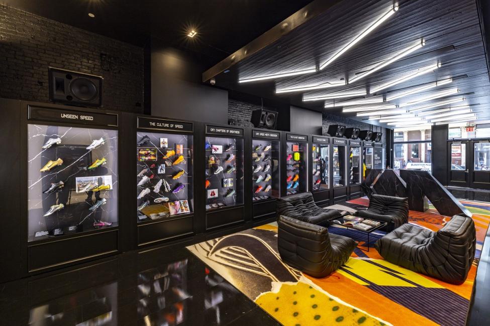 Nike transforme des points de vente en vitrines football en marge du mondial