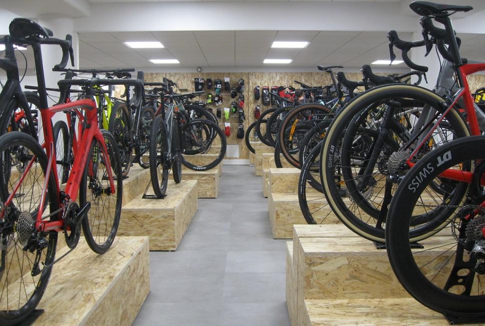 Un Beau Plateau De Marques Pour Alltricks A Issy Les Moulineaux News Sport Guide Le Business Des Enseignes Et Des Marques