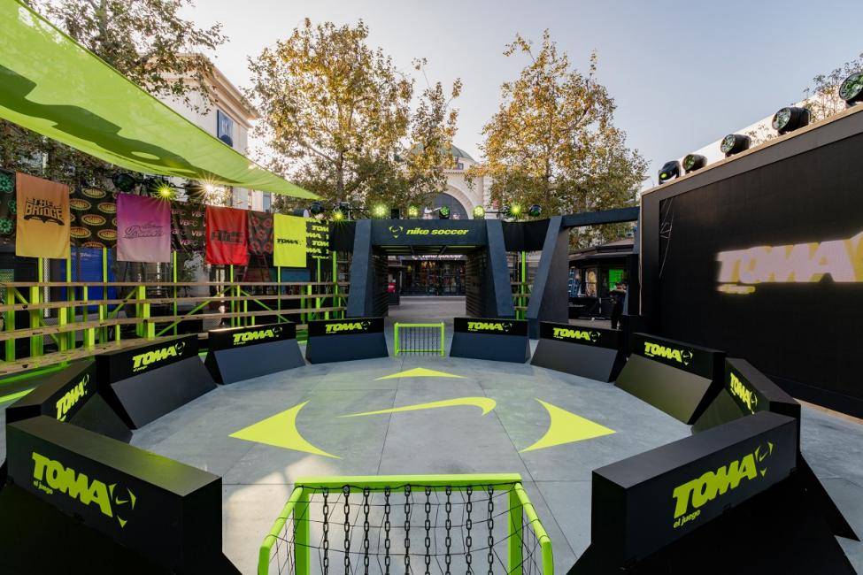 Nike transforme des points de vente en vitrines football en marge du mondial