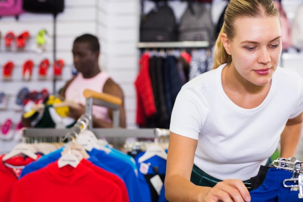 Plus de vêtements neufs achetés par les Français et de seconde main aussi