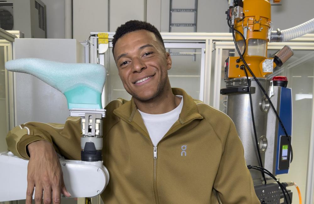 On entre avec Kylian Mbappé dans le football
