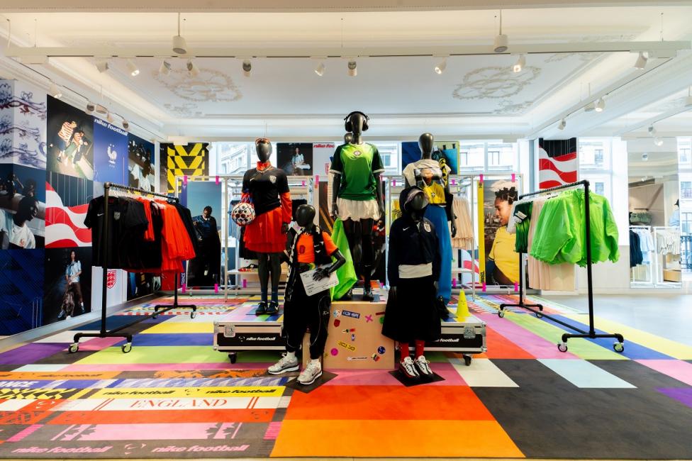 Nike transforme des points de vente en vitrines football en marge du mondial