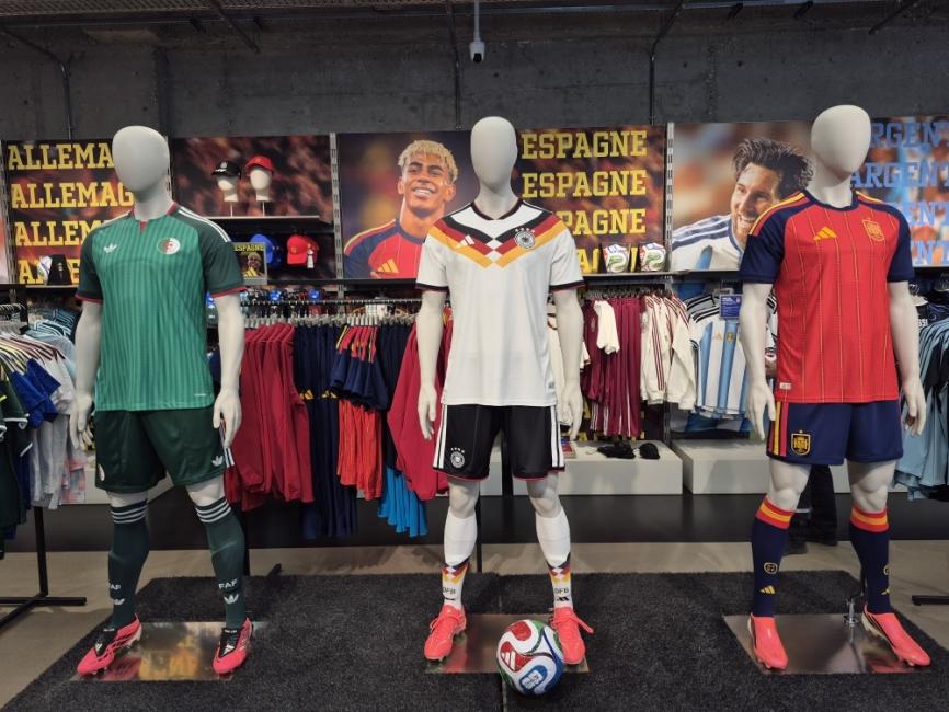 Au Mondial 2026, les équipementiers jouent aussi leur match