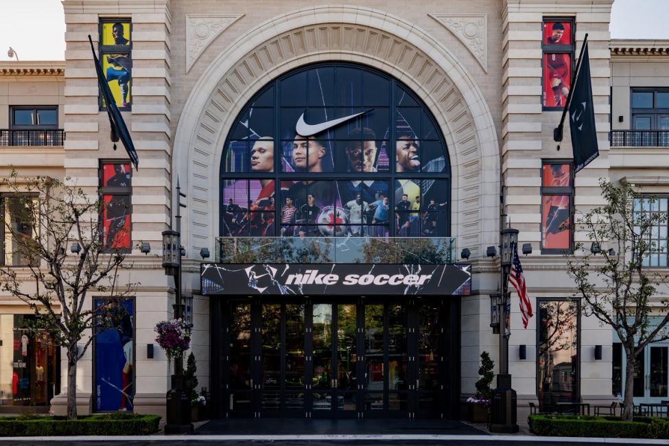 Nike transforme des points de vente en vitrines football en marge du mondial